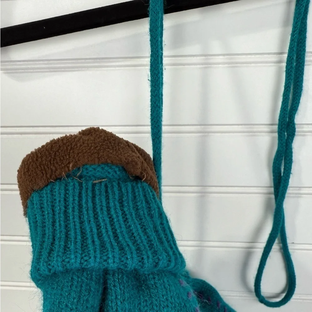 Women’s knit turquoise floral mittens.